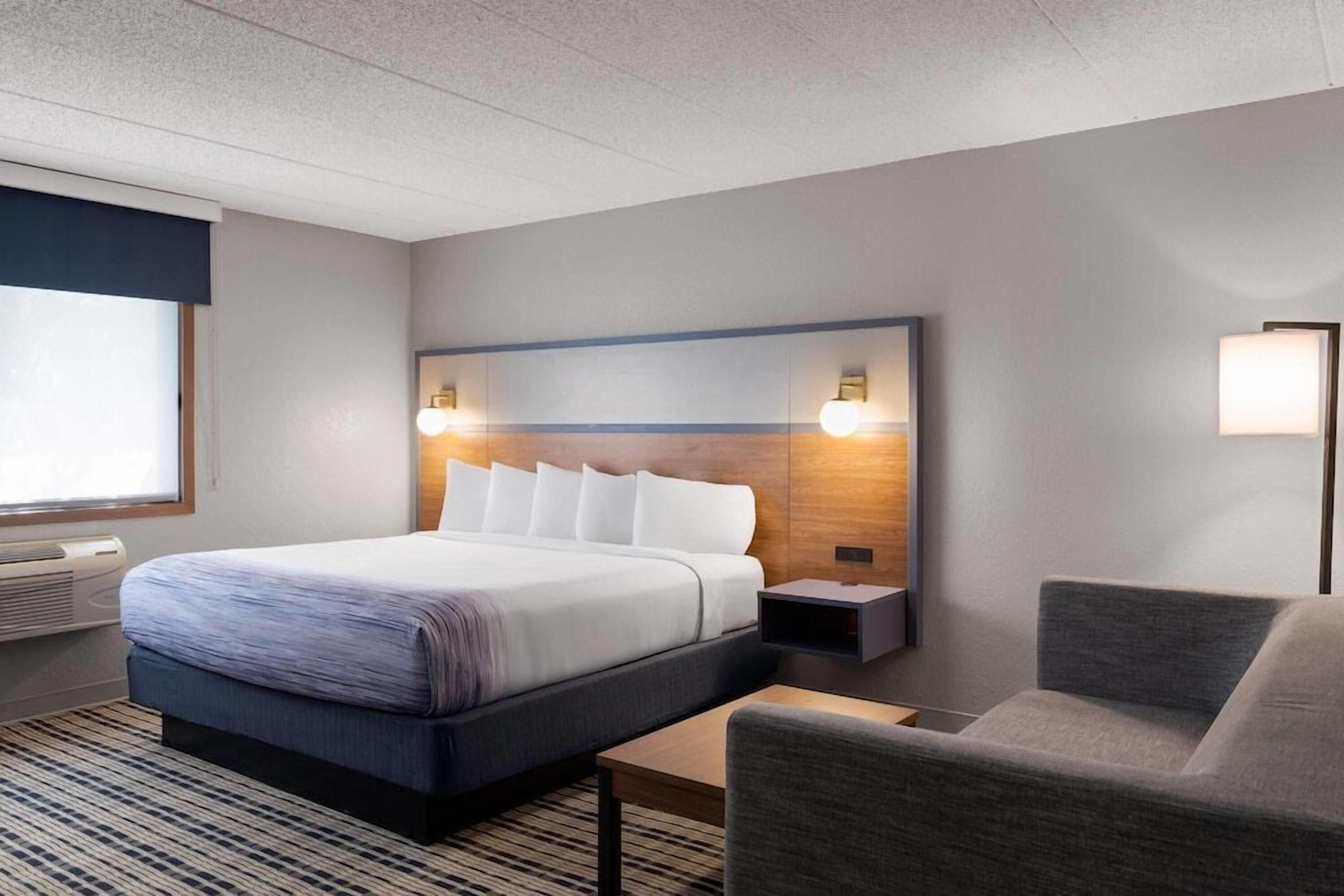 1 bedroom, premium bedding, desk, laptop workspace