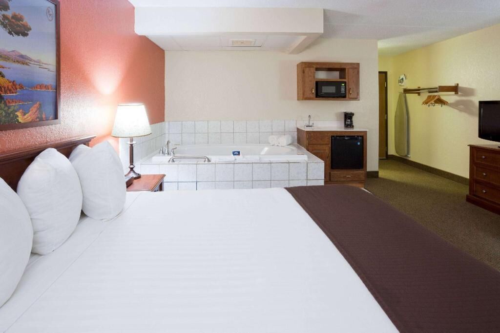 1 bedroom, premium bedding, desk, laptop workspace