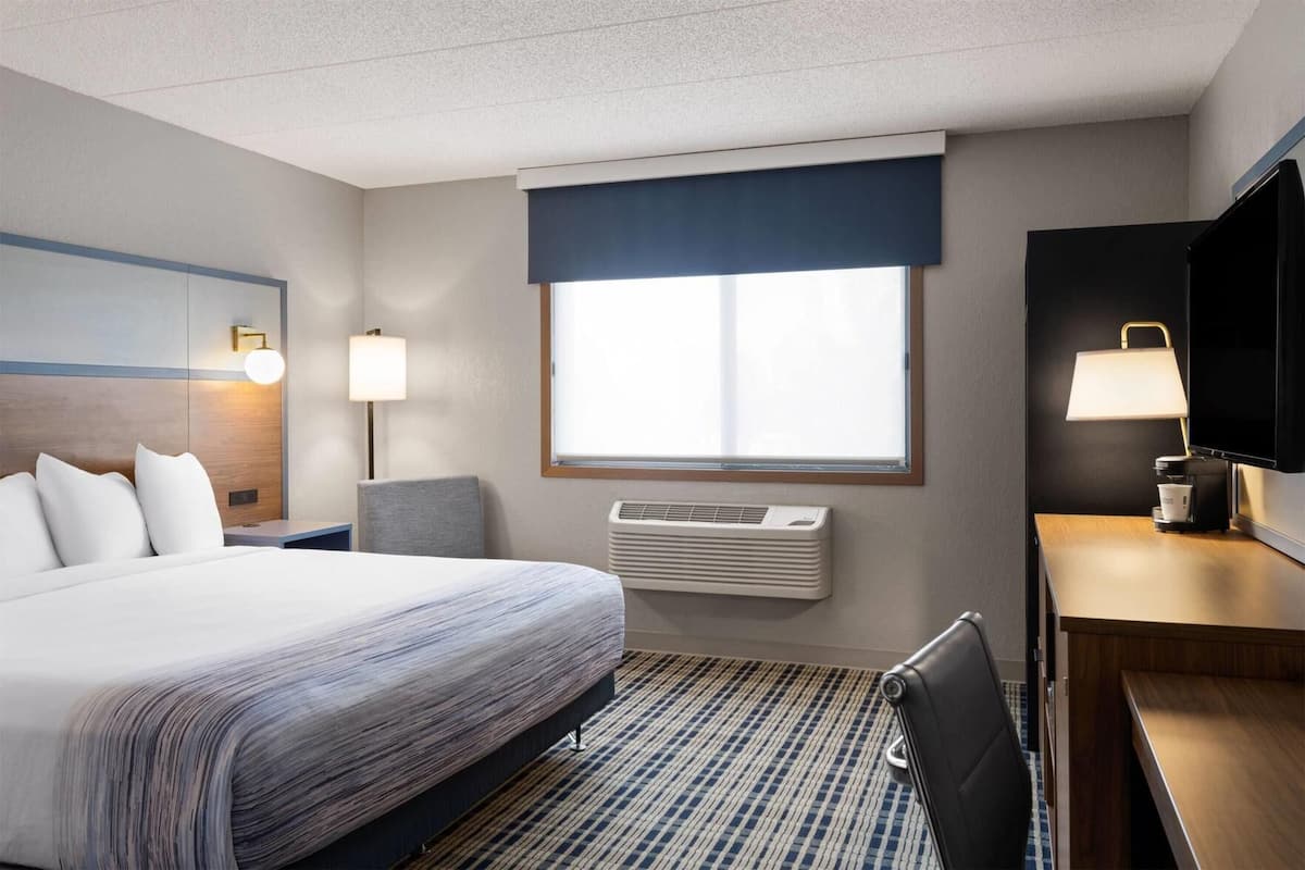 1 bedroom, premium bedding, desk, laptop workspace