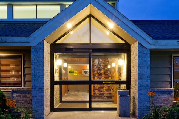 Façana frontal de l'allotjament (vespre/nit)