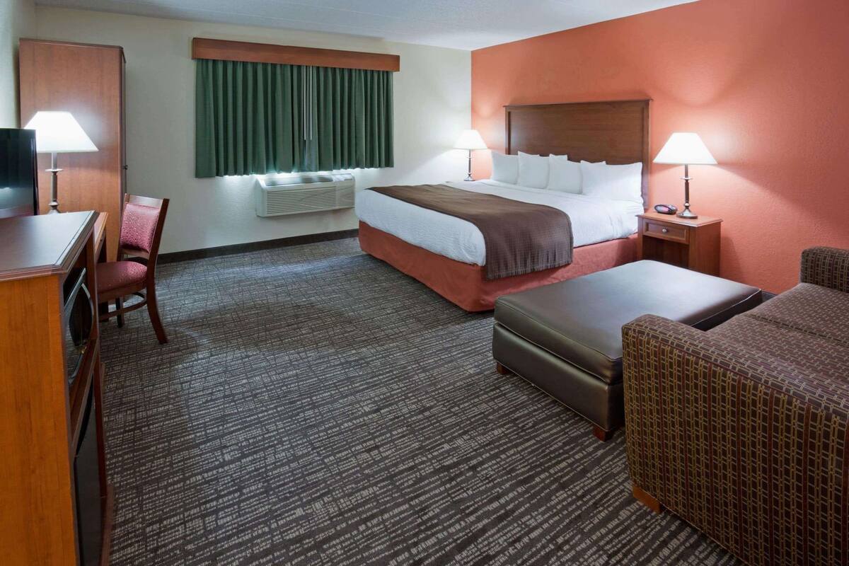 1 bedroom, premium bedding, desk, laptop workspace