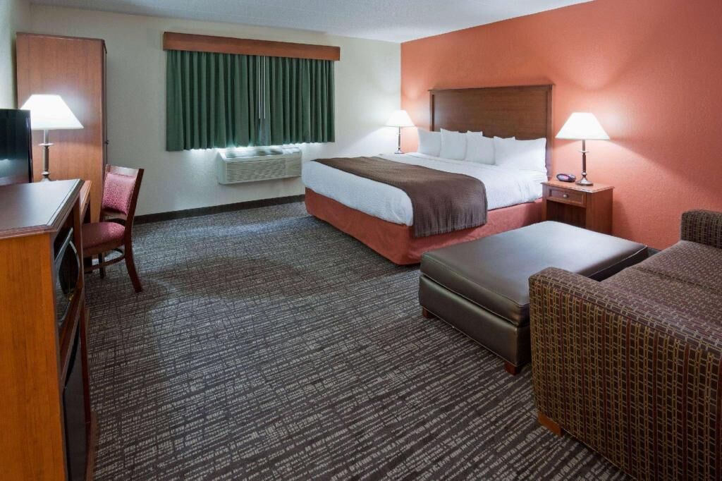 1 bedroom, premium bedding, desk, laptop workspace