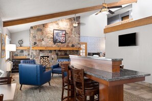 Lobby - AmericInn by Wyndham Alexandria (Alexandria)