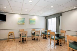 Free continental breakfast - La Quinta Inn & Suites by Wyndham Melbourne Viera (Melbourne)
