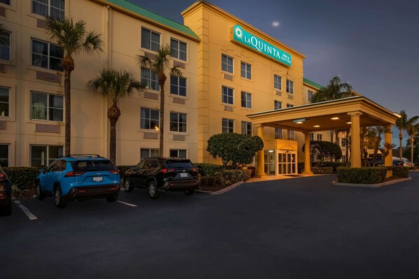 Exterior - La Quinta Inn & Suites by Wyndham Melbourne Viera (Melbourne)