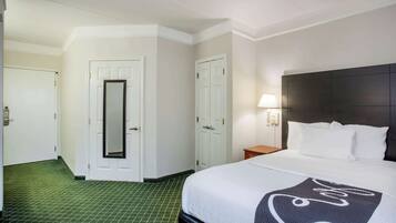 Colchones con pillow-top, escritorio y cortinas blackout