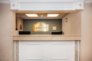 Lobby - La Quinta Inn & Suites by Wyndham Melbourne Viera (Melbourne)