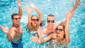 A group of people in a swimming pool with clear blue water. - Western Motel Inn and Suites Hazlehurst (Hazlehurst)