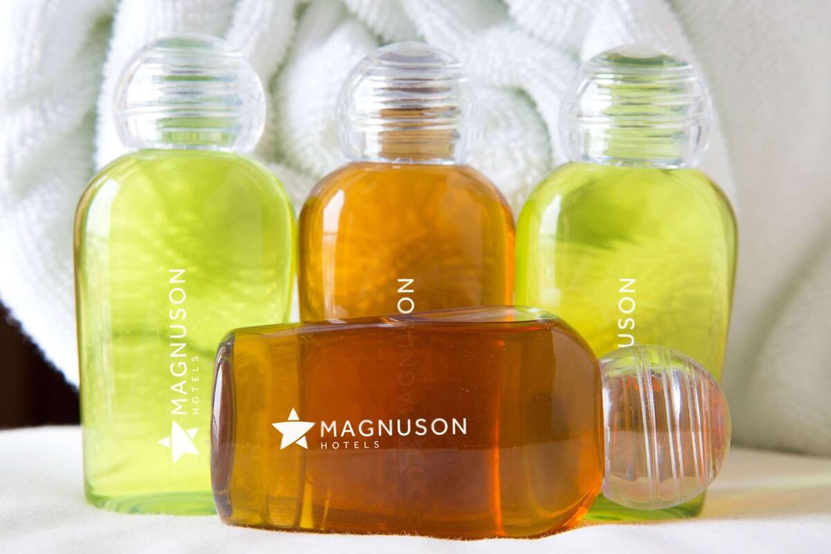 combined shower/bathtub, hair dryer, towels