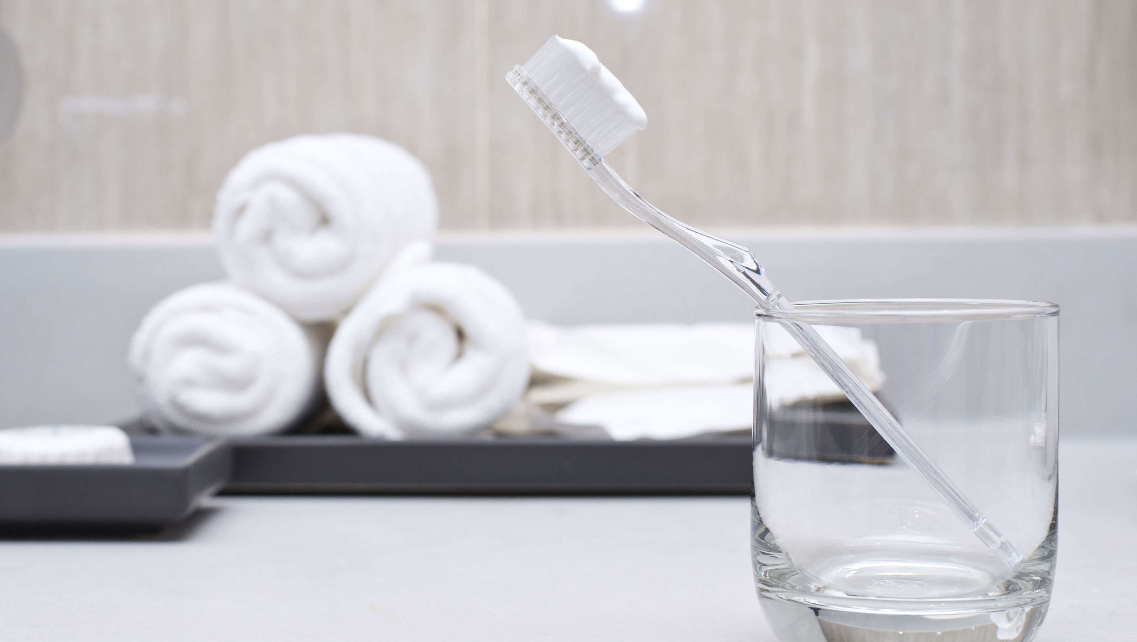 combined shower/bathtub, hair dryer, towels