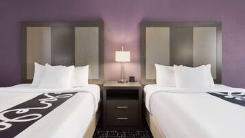 Bộ đồ giường cao cấp, bàn, bàn ủi/dụng cụ ủi quần áo