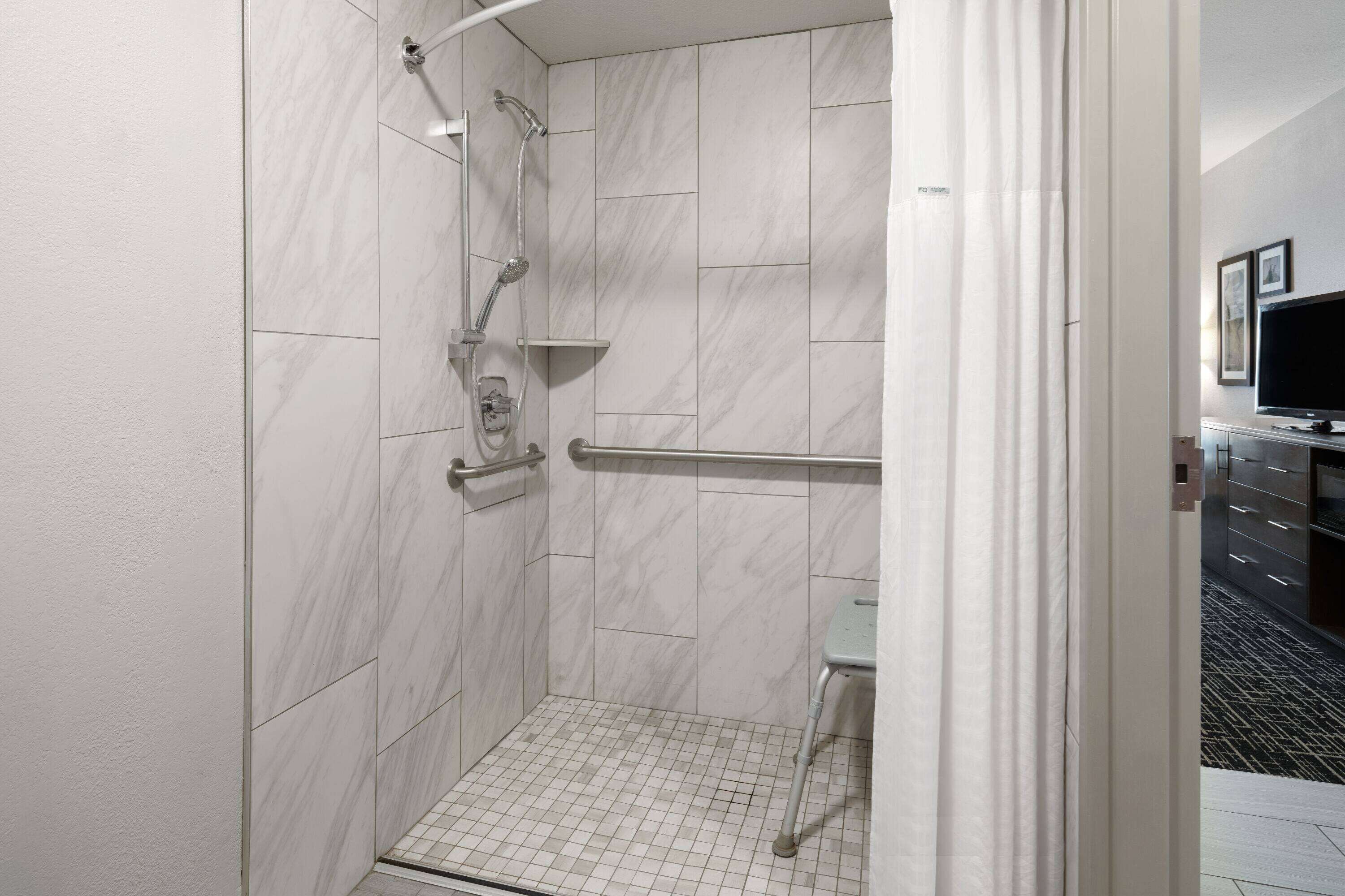 combined shower/bathtub, free toiletries, hair dryer, towels