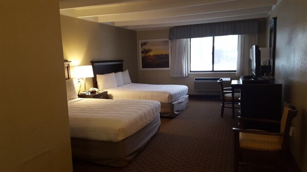 Kamar Standar, 2 Tempat Tidur Queen | Meja kerja, tirai kedap cahaya, dan setrika/meja setrika