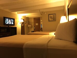 Standardzimmer, 2 Queen-Betten | Schreibtisch, Verdunkelungsvorhänge, Bügeleisen/Bügelbrett