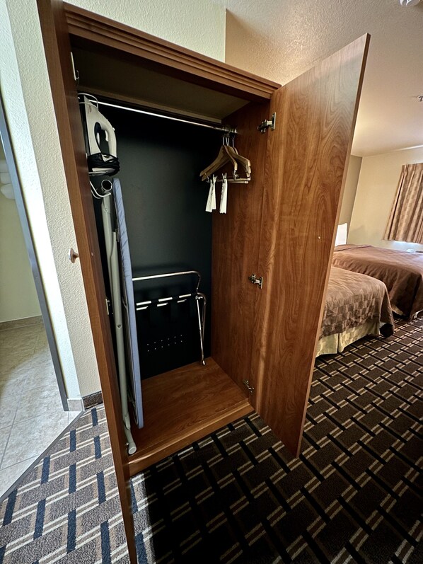 Une chambre d’hôtel équipée d’un placard, d’un lit et d’une salle de bain.
