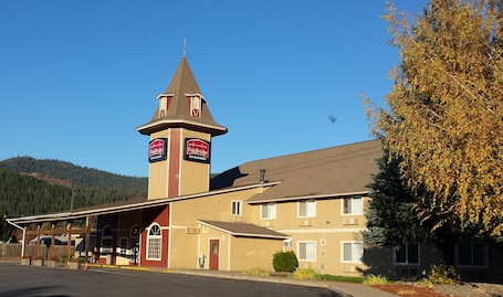 Front of property. FairBridge Inn & Suites Kellogg