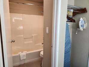 Tek Büyük Yataklı Oda, 2 Çift Kişilik Yatak | Banyo | Duş/küvet kombinasyonu, ücretsiz banyo/kozmetik ürünleri 