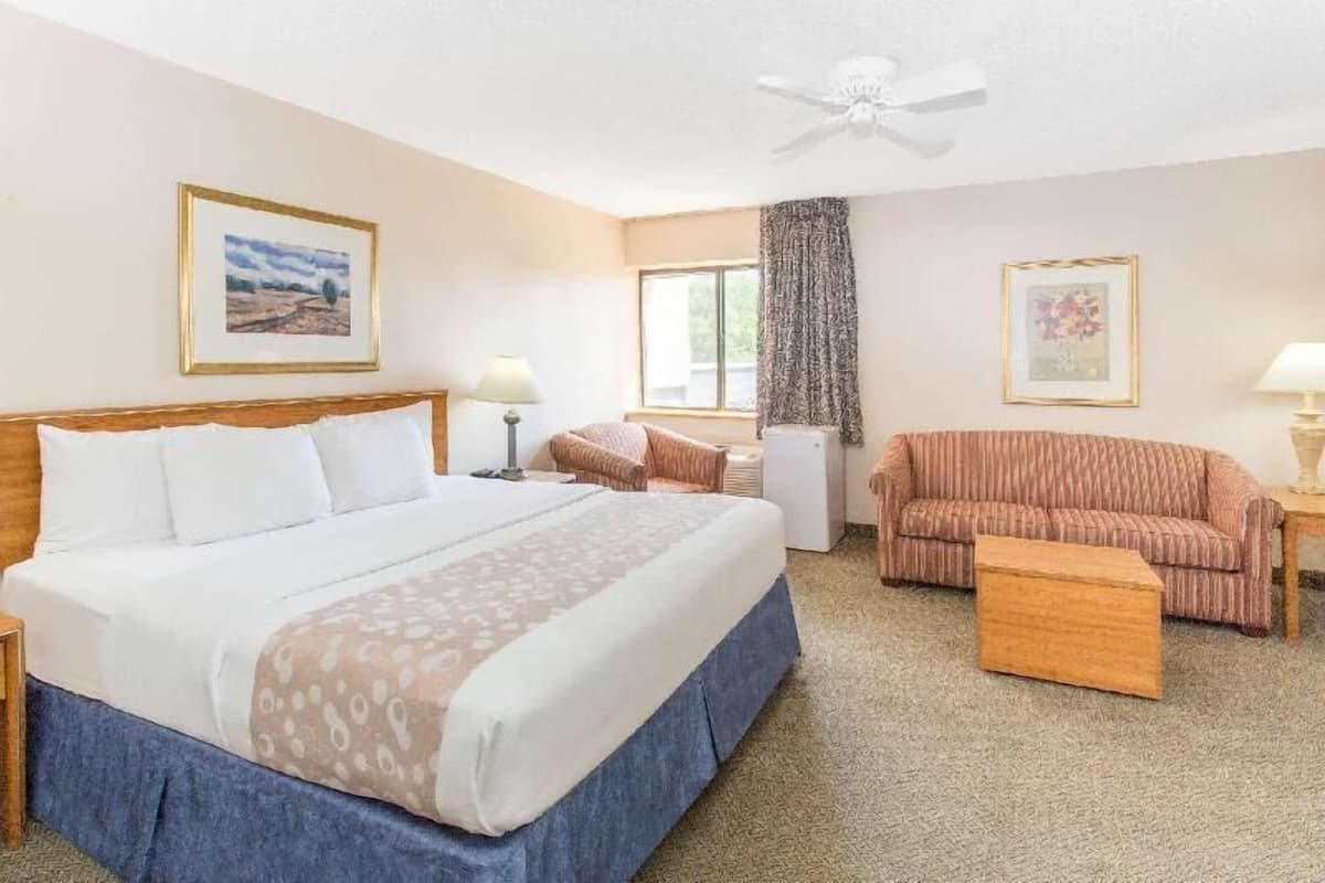 1 bedroom, in-room safe, individually decorated, individually furnished