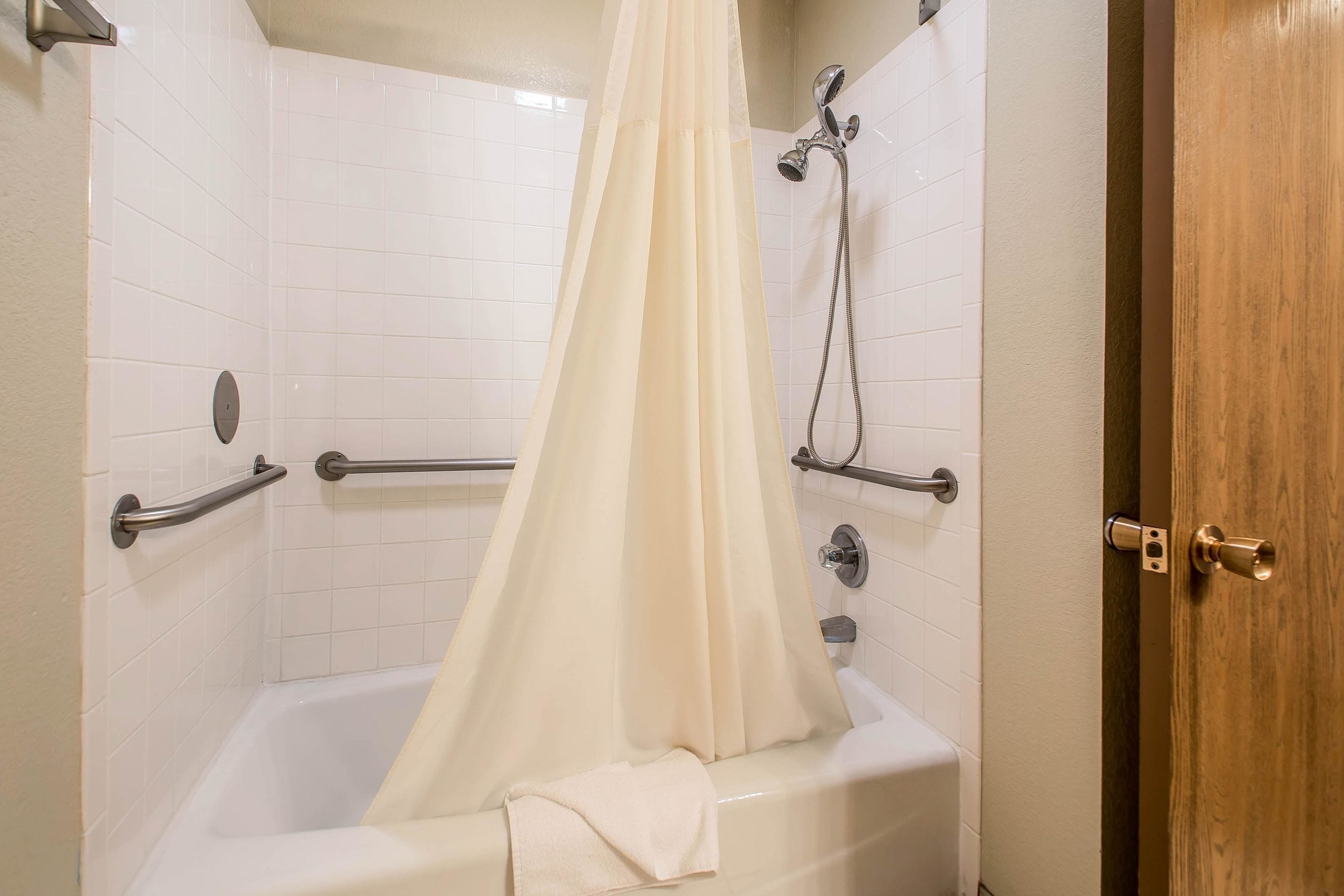 combined shower/bathtub, hair dryer, towels