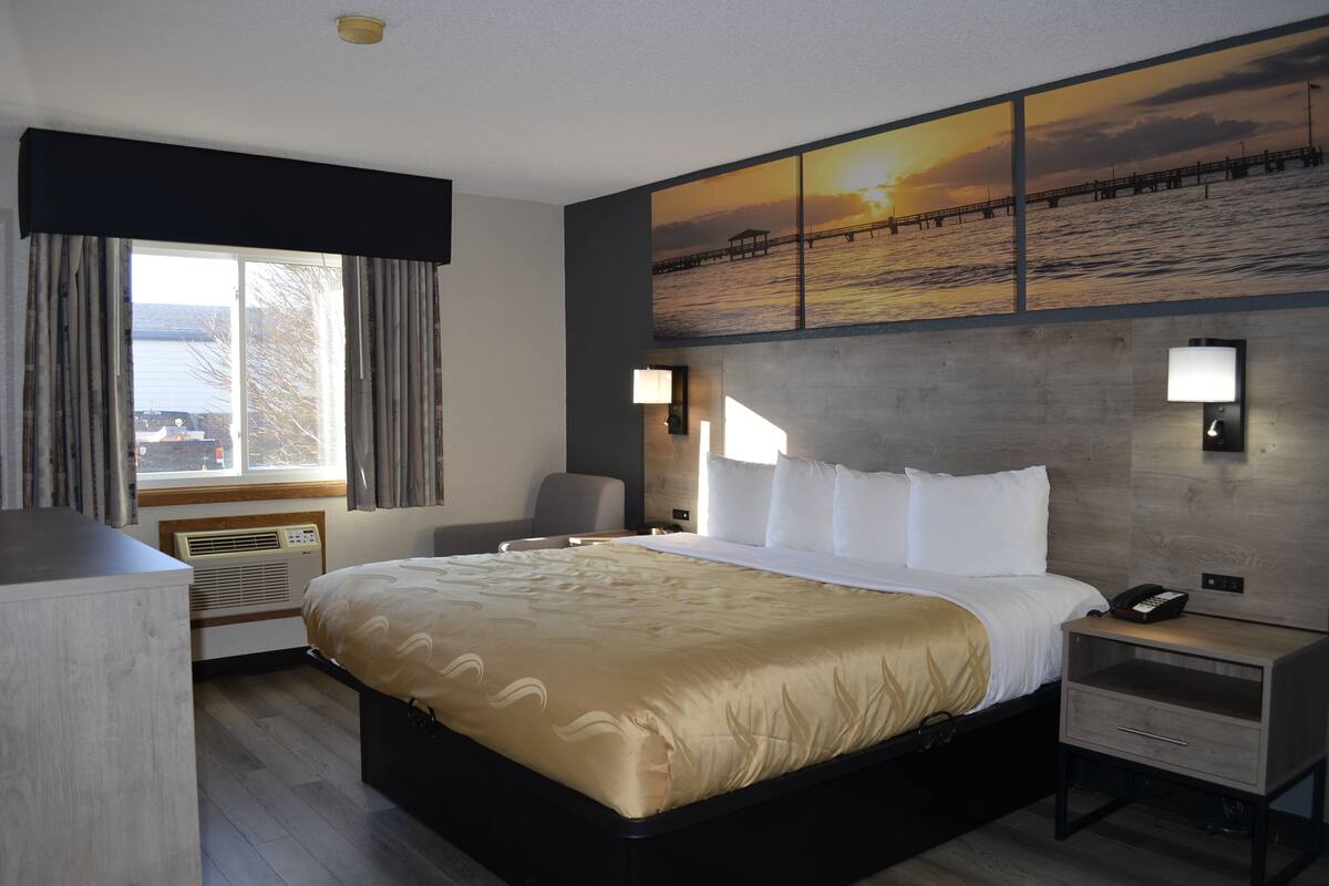 أغطية فراش متميزة ومكتب وستائر تعتيم ومكواة/لوح كي
