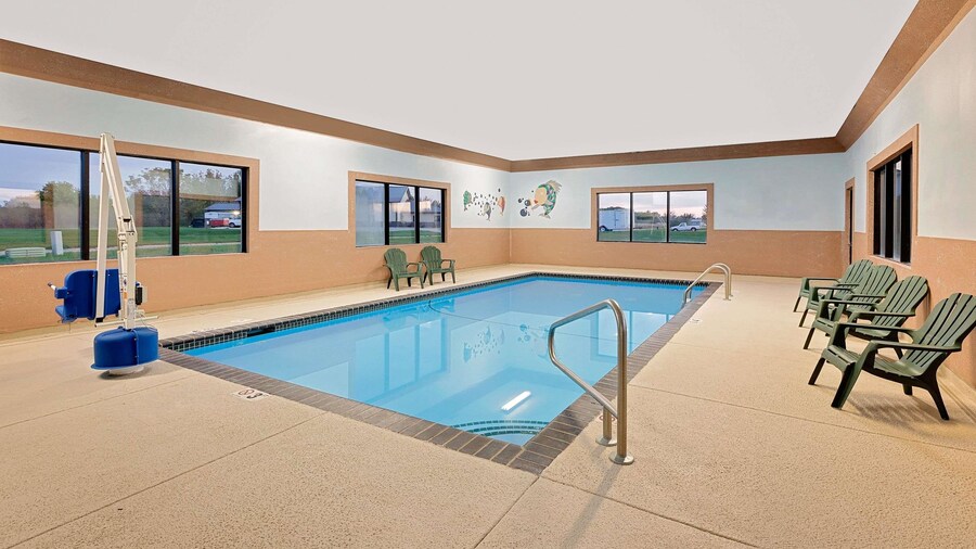 Howard Johnson by Wyndham Waterloo/Cedar Falls