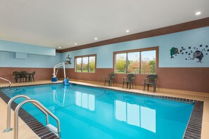Indoor pool, a heated pool - Howard Johnson by Wyndham Waterloo/Cedar Falls (Waterloo)