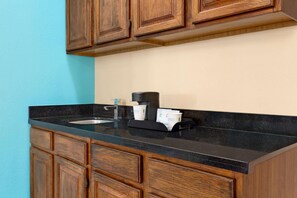 Escritorio, cortinas blackout y tabla de planchar con plancha 