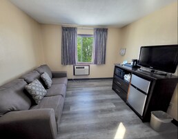 Escritorio, cortinas blackout y tabla de planchar con plancha 