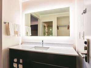 Tina con regadera, amenidades de baño gratuitas, secadora de cabello 