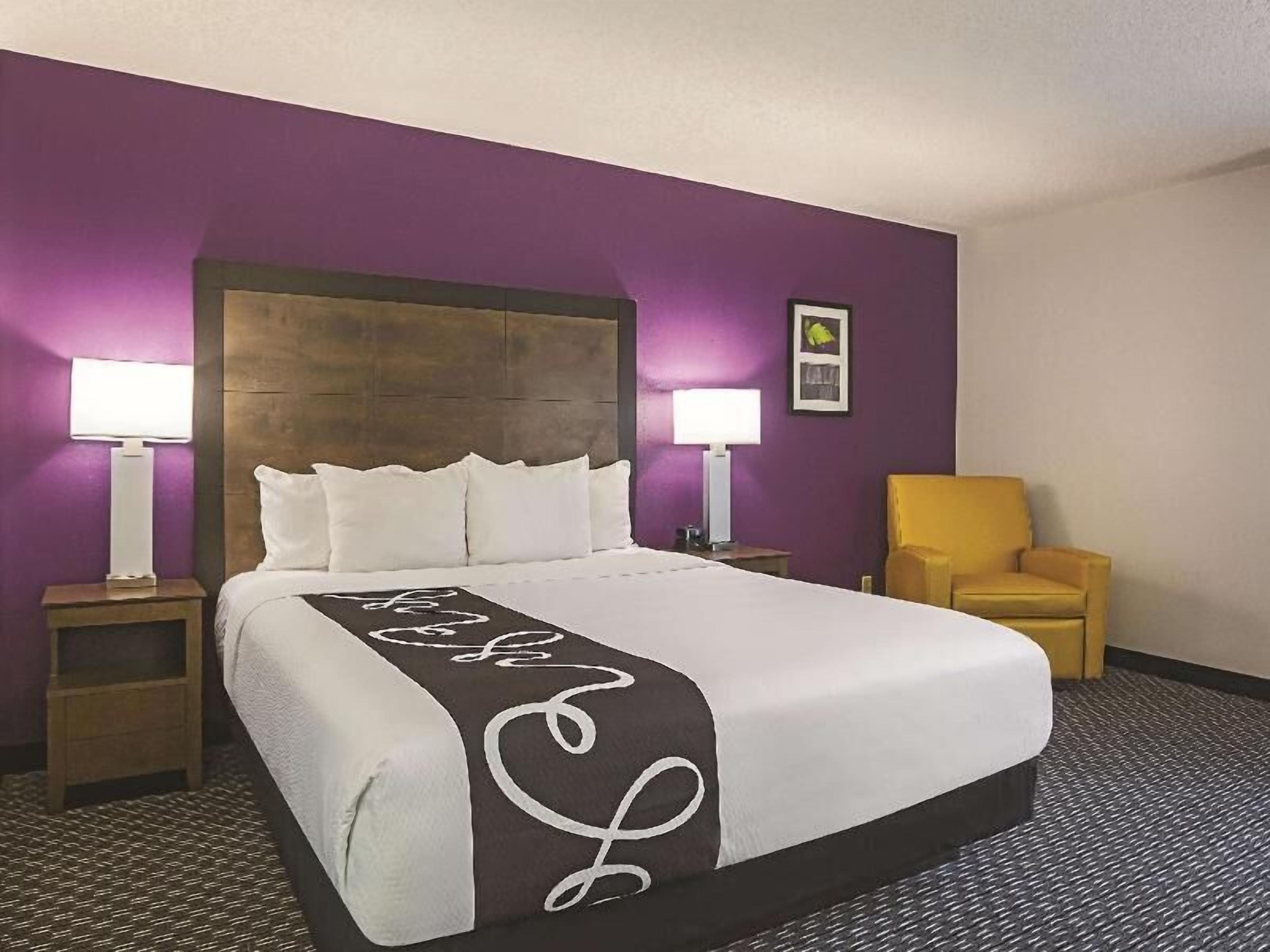 Premium bedding, desk, iron/ironing board, free cots/infant beds
