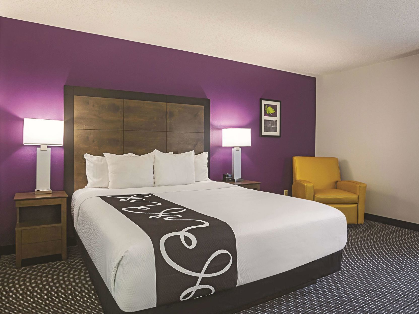Premium bedding, desk, iron/ironing board, free cots/infant beds