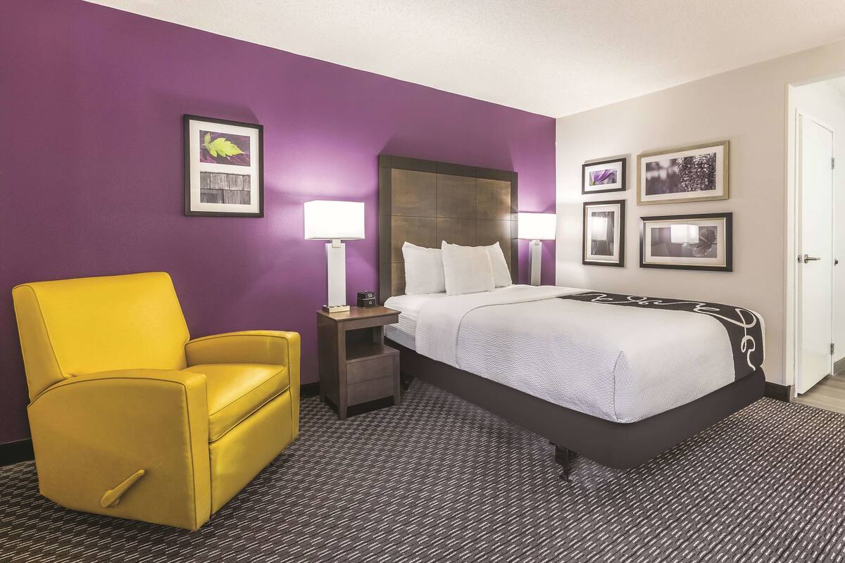 Room, 1 Double Bed, Accessible, Non Smoking (Mobility/Hearing Accessible, Bathtub) | Premium bedding, desk, iron/ironing board, cribs (free)