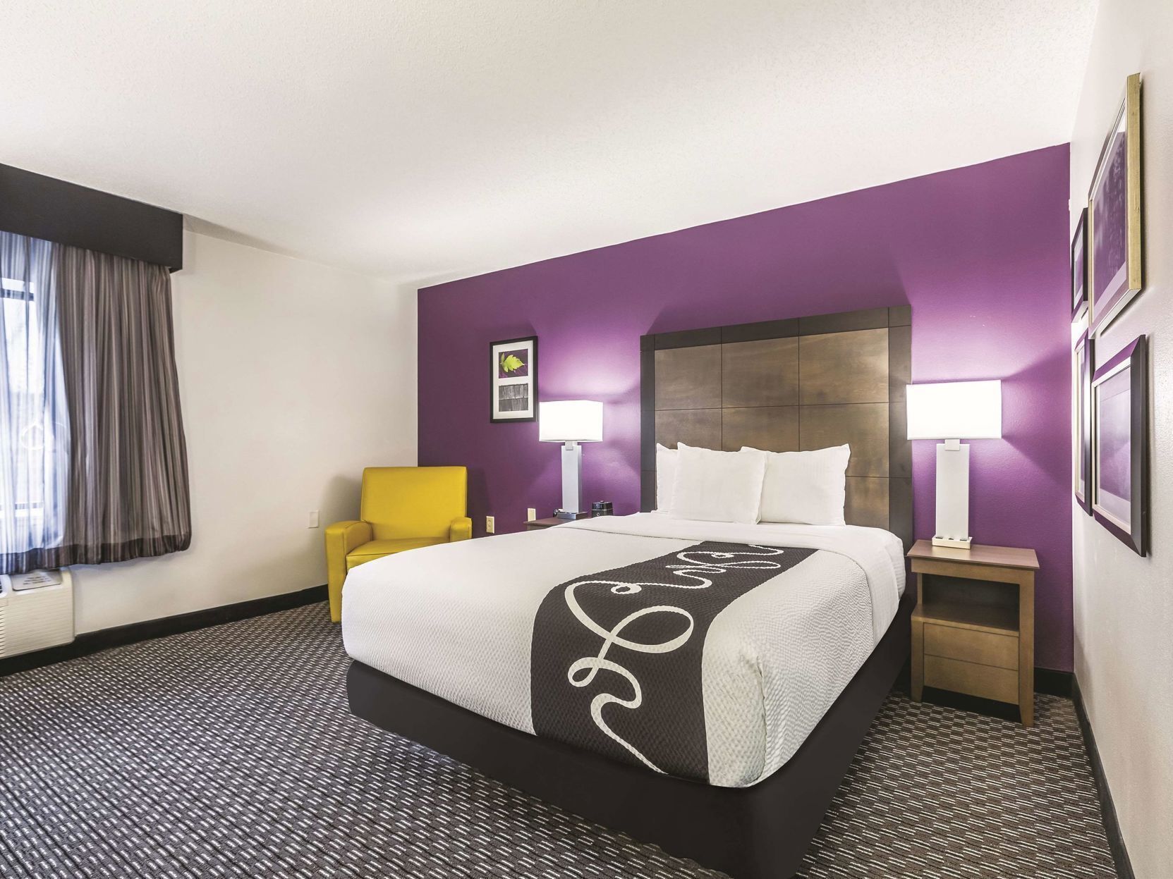 Premium bedding, desk, iron/ironing board, free cots/infant beds