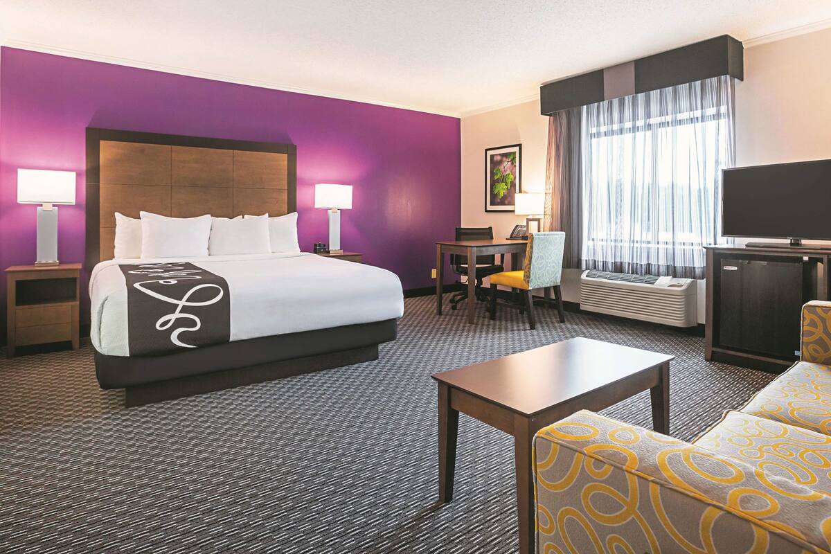Deluxe Room, 1 King Bed, Non Smoking | Premium bedding, desk, iron/ironing board, cribs (free)