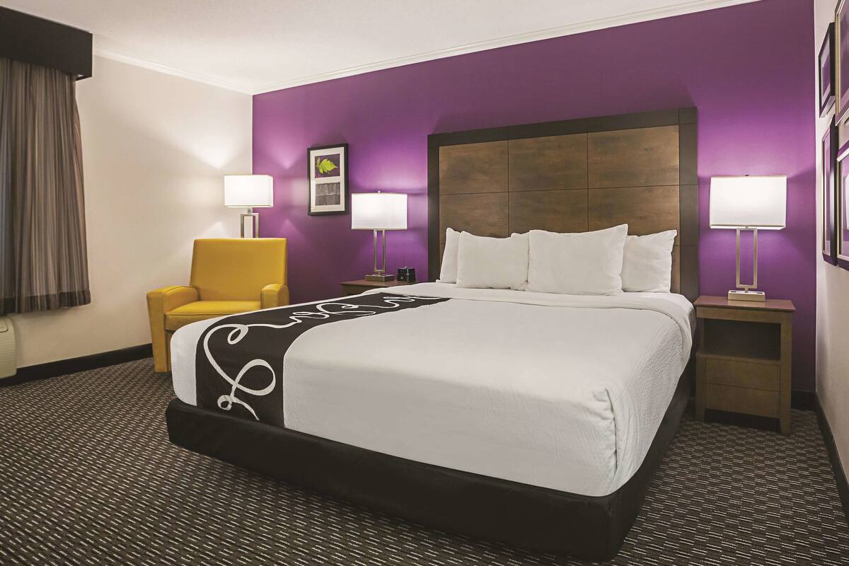 Room, 1 King Bed, Non Smoking | Premium bedding, desk, iron/ironing board, cribs (free)