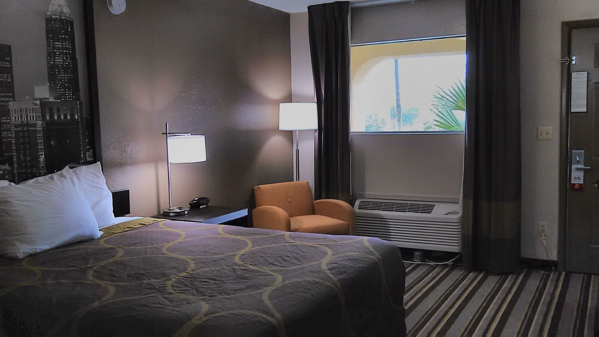 Ropa de cama de alta calidad, camas con pillow-top y escritorio 