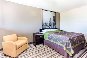 Premium bedding, pillowtop beds, desk, iron/ironing board - Super 8 by Wyndham Stockbridge (Stockbridge)