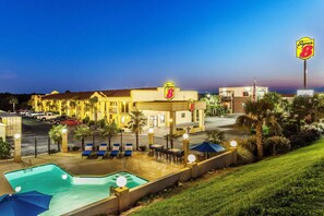 Outdoor pool - Super 8 by Wyndham Stockbridge (Stockbridge)