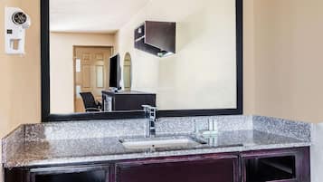 Studio, 1 Queen Bed, Non Smoking | Bathroom