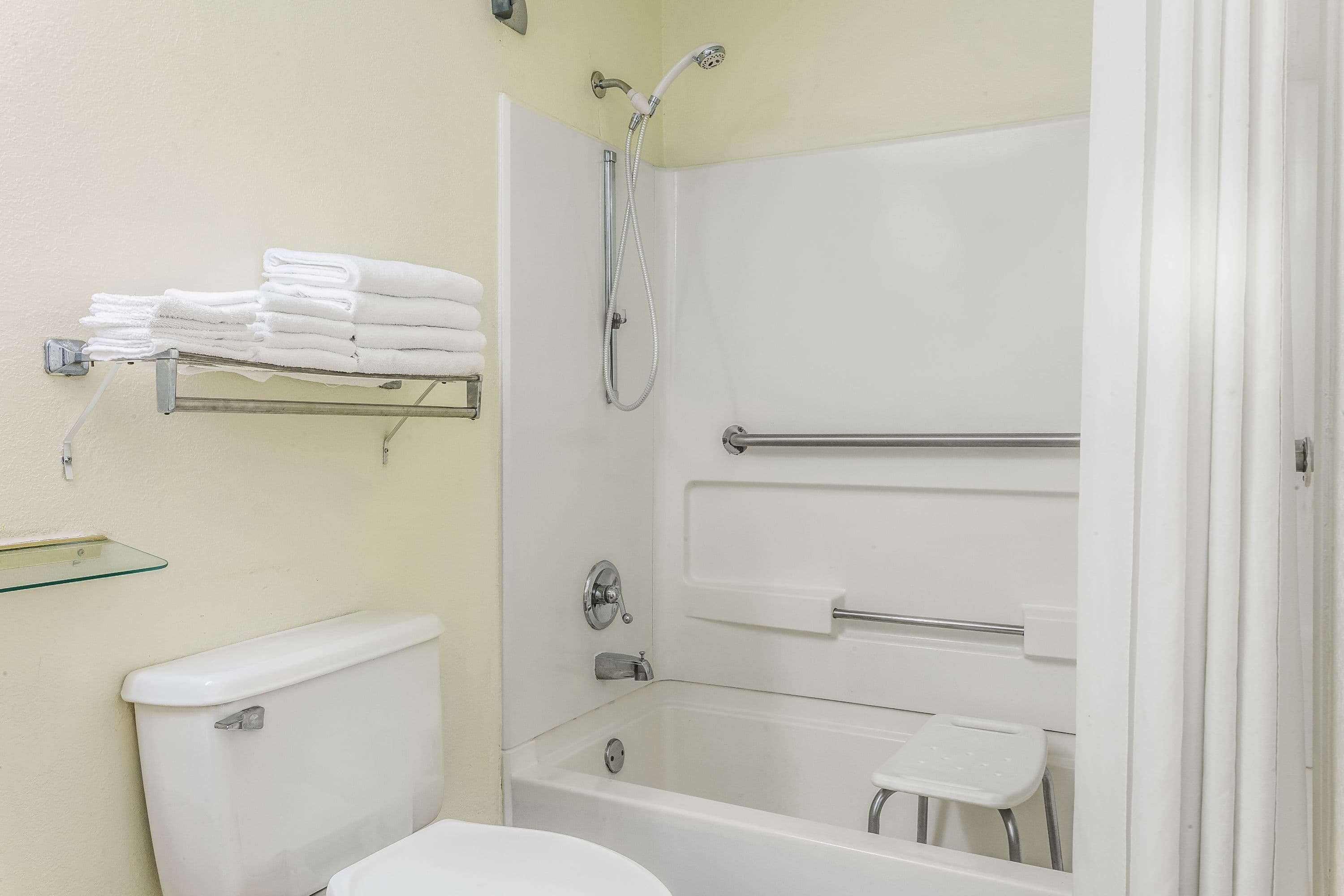 Une salle de bain équipée d’un WC, d’une baignoire, d’une douche et d’un porte-serviettes.