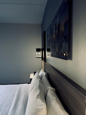 Værelse - 1 kingsize-seng - tilpasset personer med nedsat mobilitet (Bathtub w/ Grab Bars) | Premium-sengetøj, skrivebord, arbejdsområde til bærbare computere