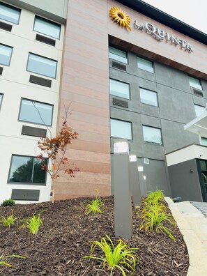 Exterior - La Quinta Inn & Suites by Wyndham Atlanta Roswell (Roswell)