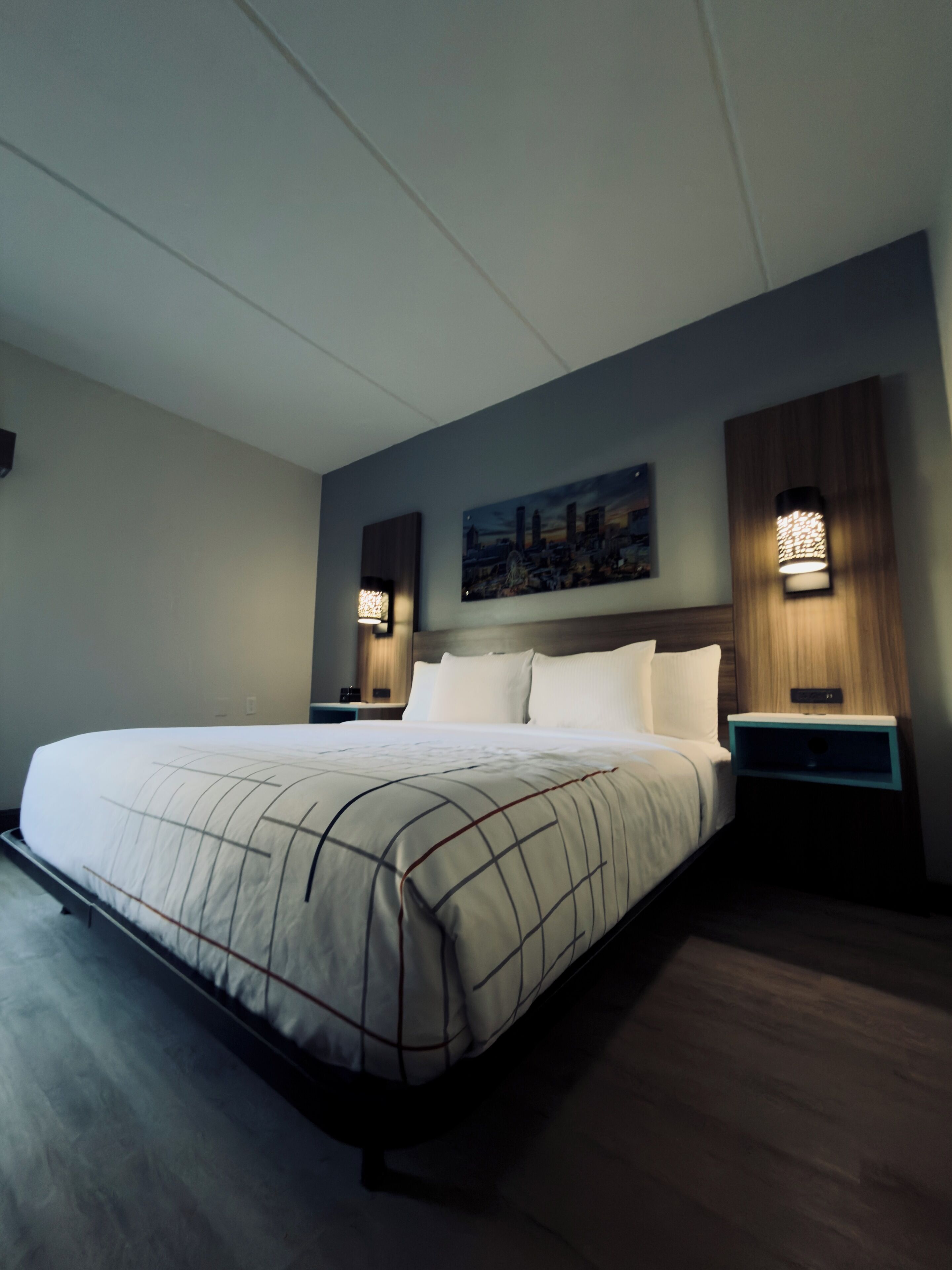 Room, 1 King Bed, Mobility Accessible, Non Smoking (Bathtub w/ Grab Bars) | Premium bedding, desk, laptop workspace, iron/ironing board