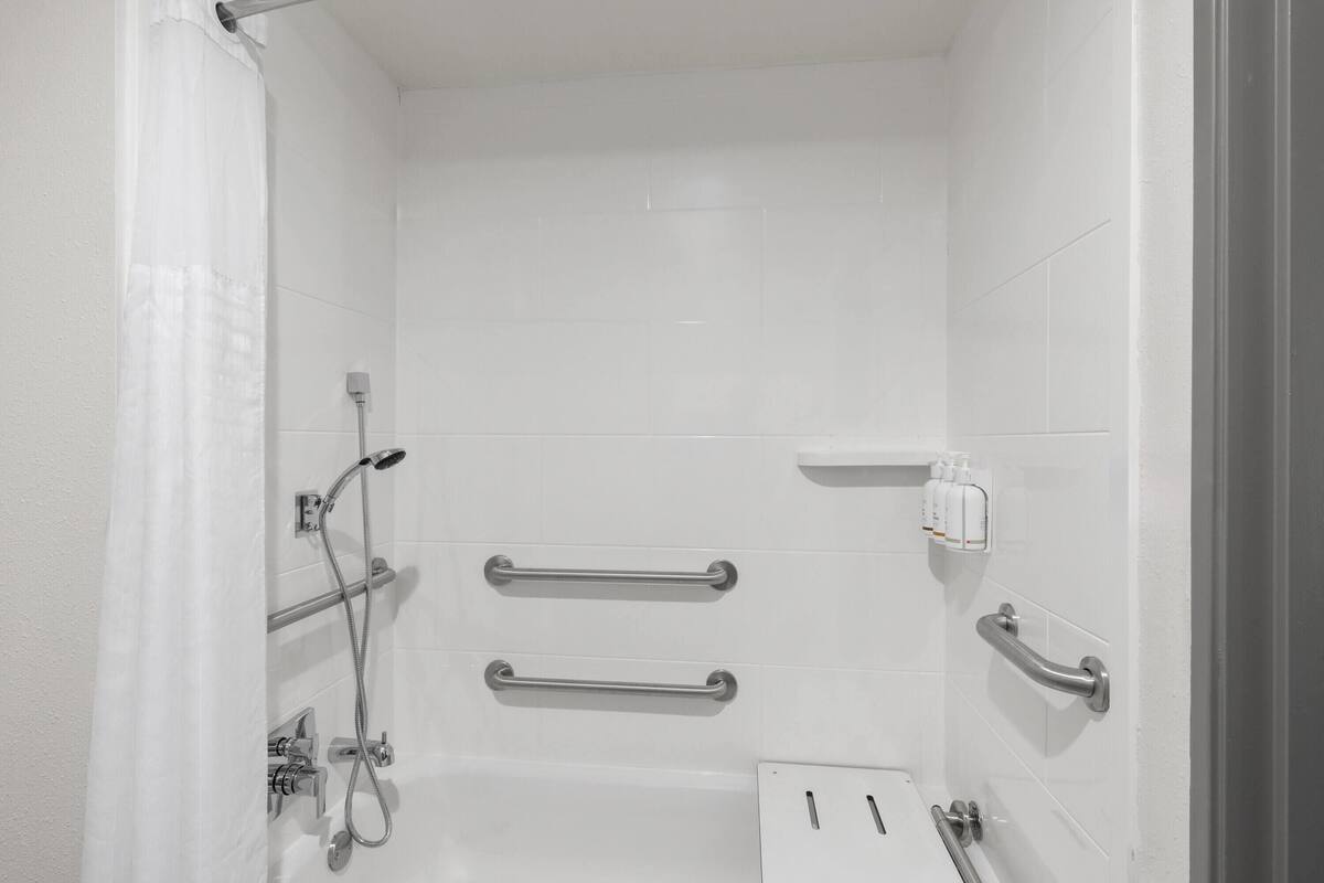 Room, 1 King Bed, Mobility Accessible, Non Smoking (Bathtub w/ Grab Bars) | Accessible bathroom