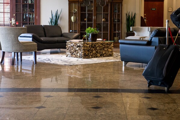 Lobby sitting area - Ramada Plaza by Wyndham Atlanta Downtown Conference Center (Atlanta)