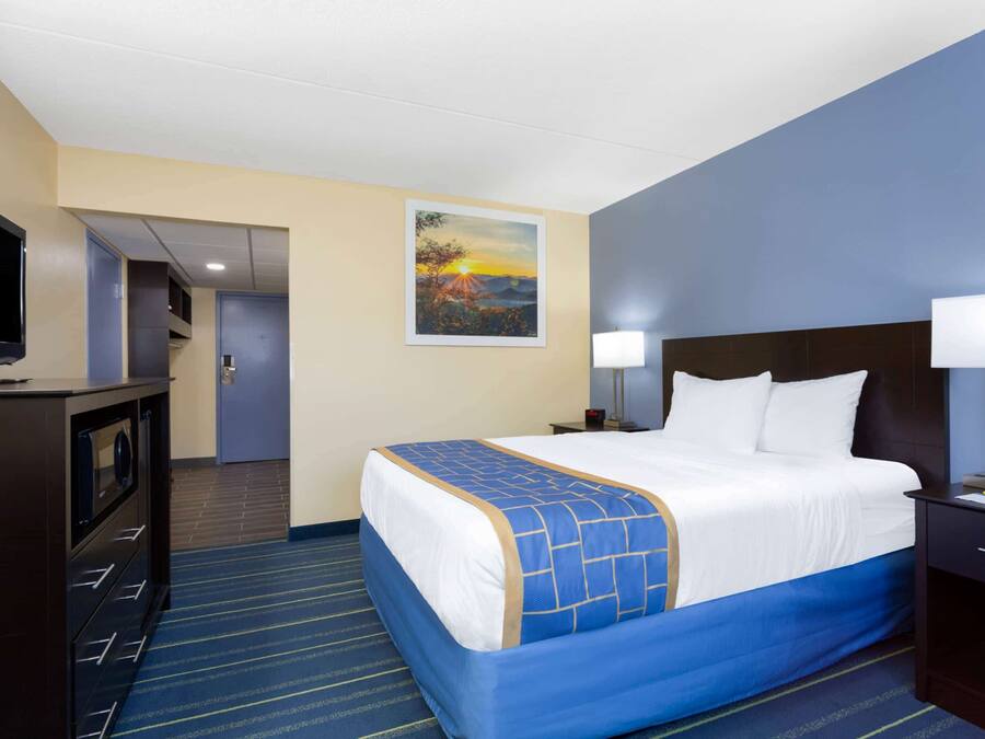 Room, 1 Queen Bed, Accessible, Ground Floor (Mobility,tub w grab bars) | Premium bedding, pillowtop beds, blackout drapes, iron/ironing board