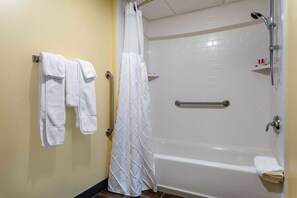 Free toiletries, hair dryer, towels - Days Inn by Wyndham Augusta (Augusta)