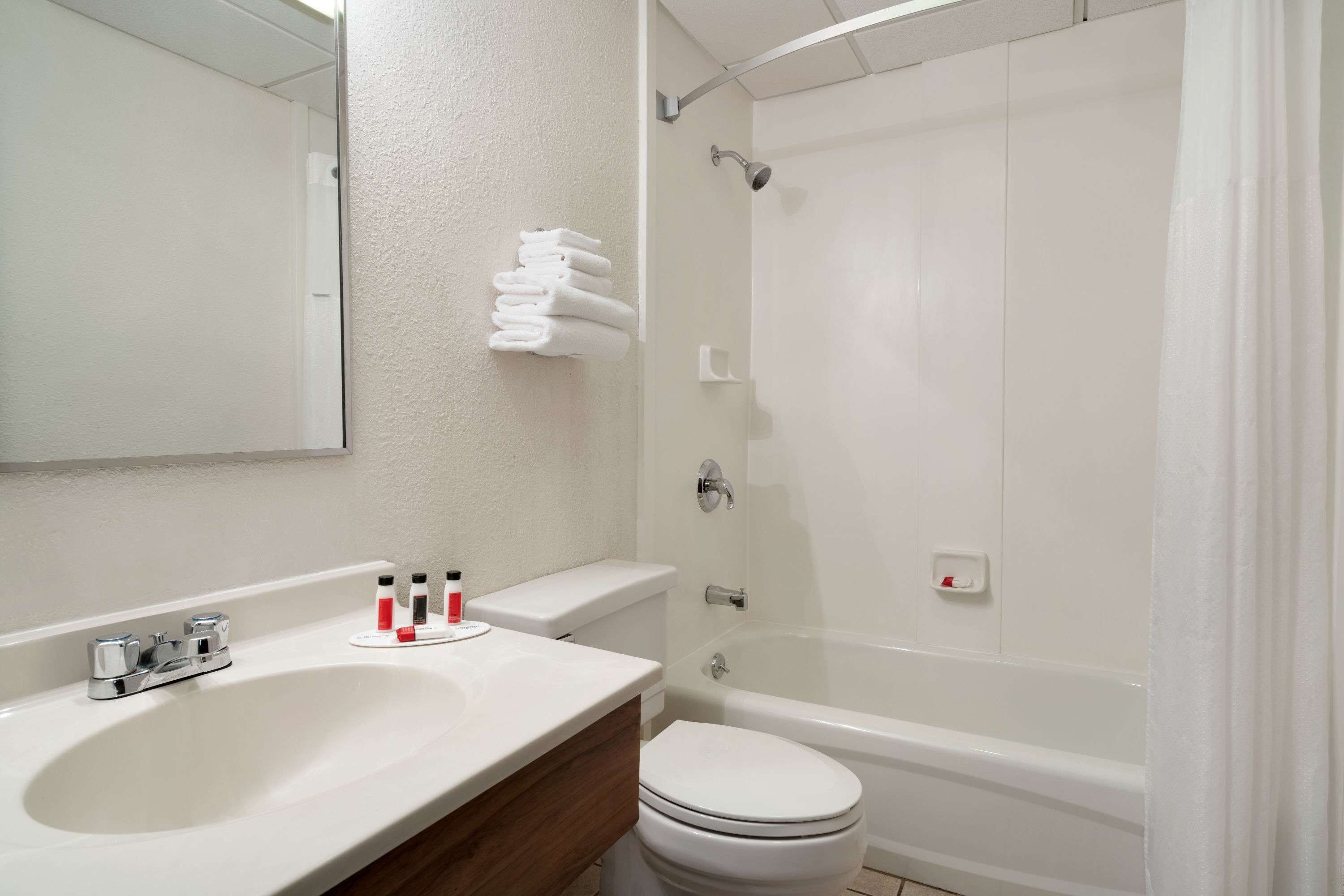 Ein Badezimmer mit Waschbecken, Toilette und Badewanne.