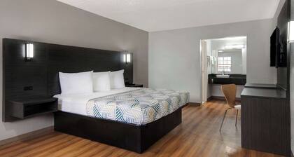 Motel 6 San Antonio, TX - Northwest Medical Center