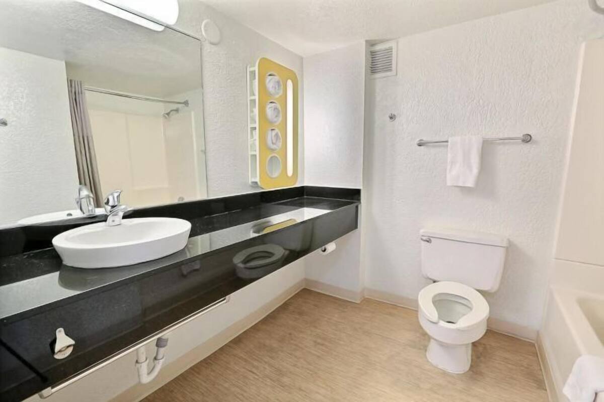 Combined shower/bathtub, towels